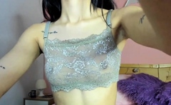 Amateur Beauty In Lingerie Masturbates On Webcam